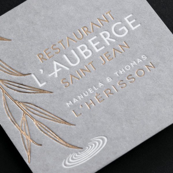 etiquette-auberge-saint-jean-graphisme-la-lettre-m-1